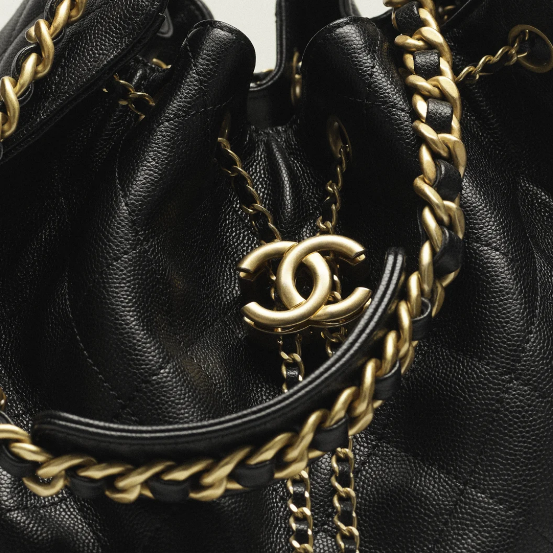 25 Medium Handbag Grained Calfskin "Black"
